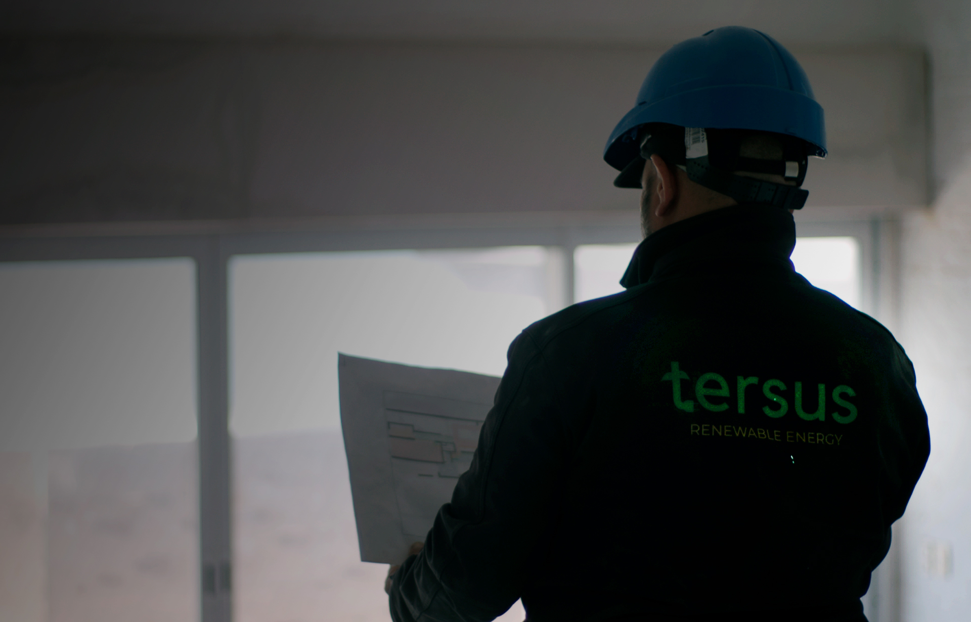Equipo Tersus revisando un plano técnico